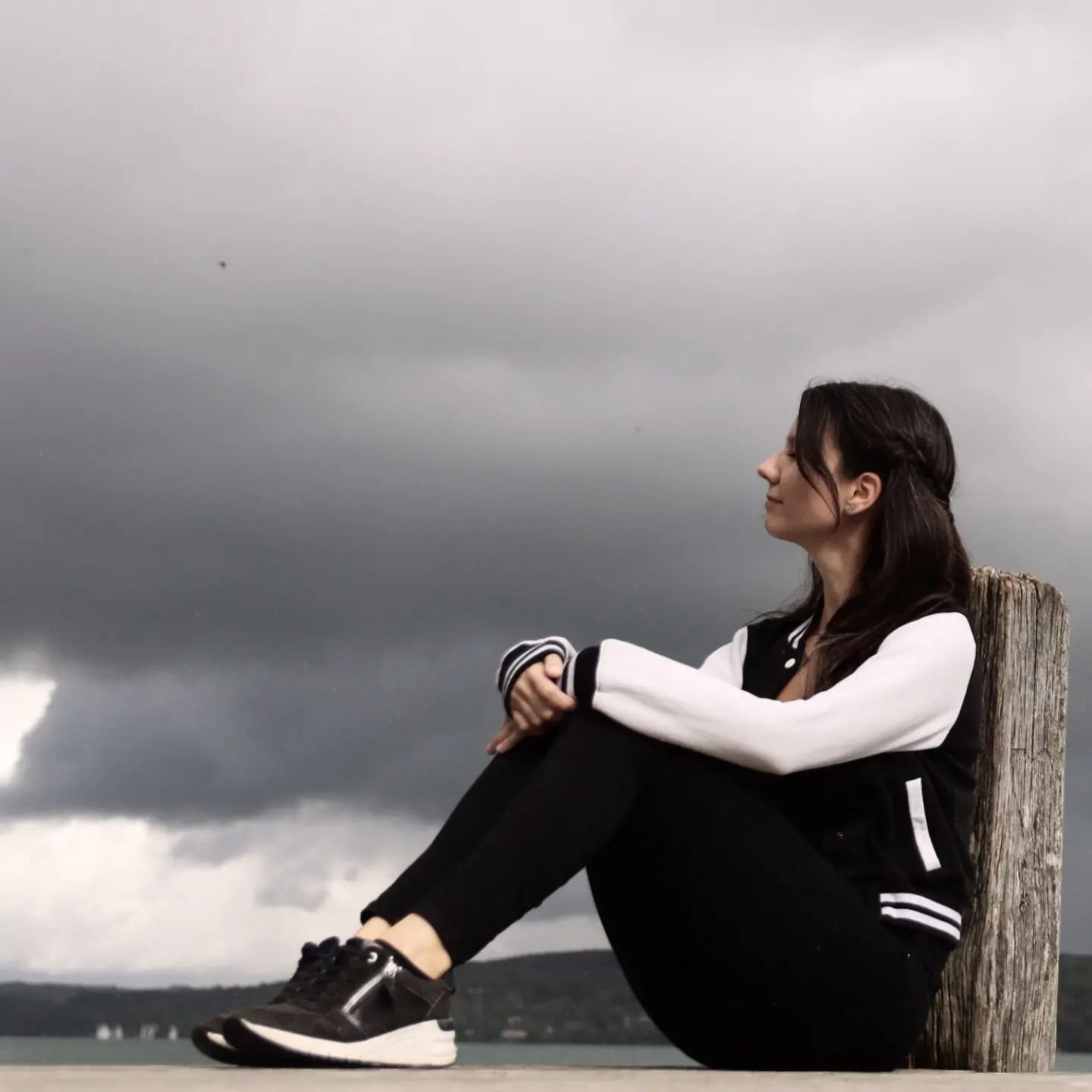Sneak peak of my wonderful photoshoot with @_hannah_lilith with the great help of @_lottelena_ and @bene.m_ and @malou 😉

More photos to follow here and on my homepage soon 😍
www.miragroetzner.com

📸🧘&zwj;♀️💖
#photoshoot #professional #meditativ