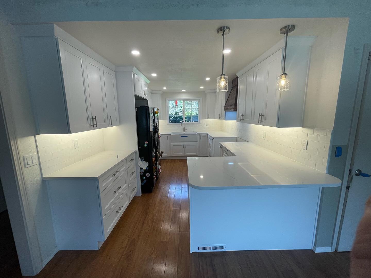 Remember that kitchen we dropped the ceiling out of? Well, it&rsquo;s all back together now! Swipe 👉🏼 to see the before!

Featuring classic white shaker cabinetry, beautiful #Arizonatile quartz, a custom wood hood, elegant under-cabinet lighting, s