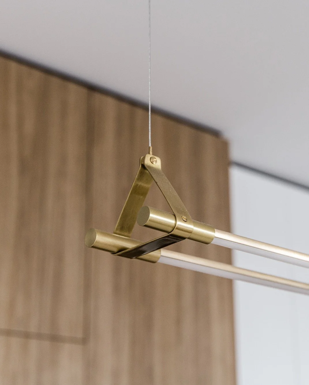 We often return to details that linger in our memory and the THIN Multiples Suspension light by Juniper Design from the Le Bain Penthouse project is one of them. Two slender rods of light, suspended with quiet precision, brought sculptural and elegan