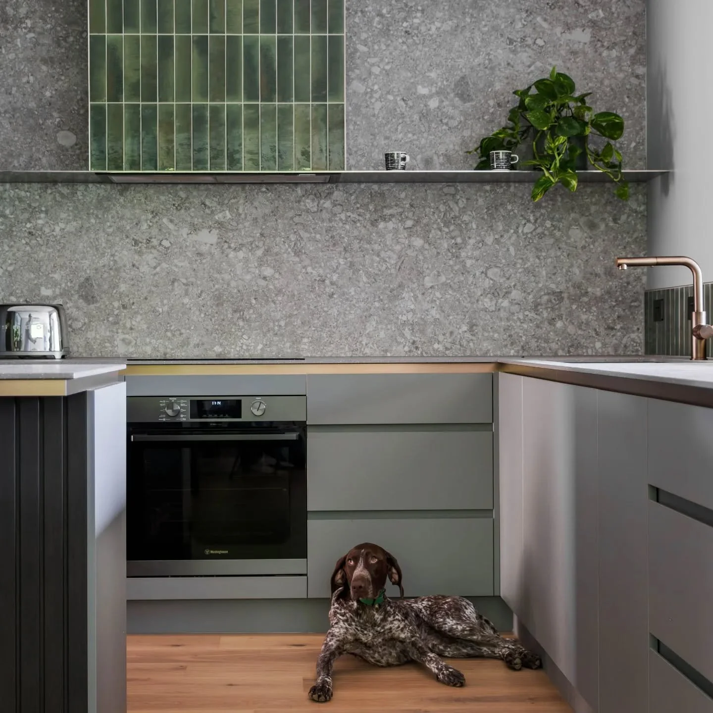 Meet our Great Alpine Road Project in Germantown, a green Scandinavian mountain cabin with a mid-century soul. The whole space leans into an organic, textural warmth that feels calm and ordered from the moment you step in. Soft layered greens, stone,