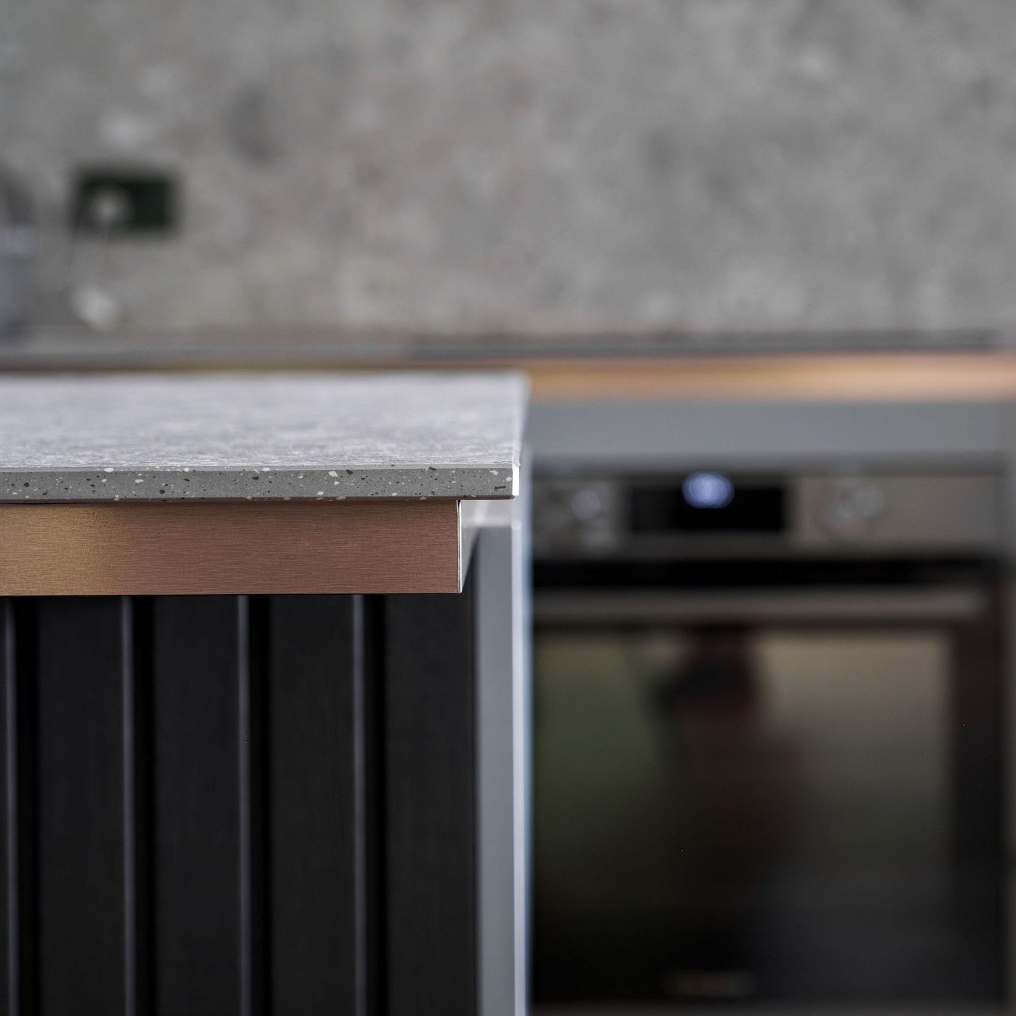 It&rsquo;s all in the detail&hellip; this brushed bronze shadow line was a little glimmer of sparkle beneath the porcelain benchtop. A perfect complement to the dark and moody tone of the other kitchen materials.⁠
⁠
Interior Design @brittwhitestudio⁠