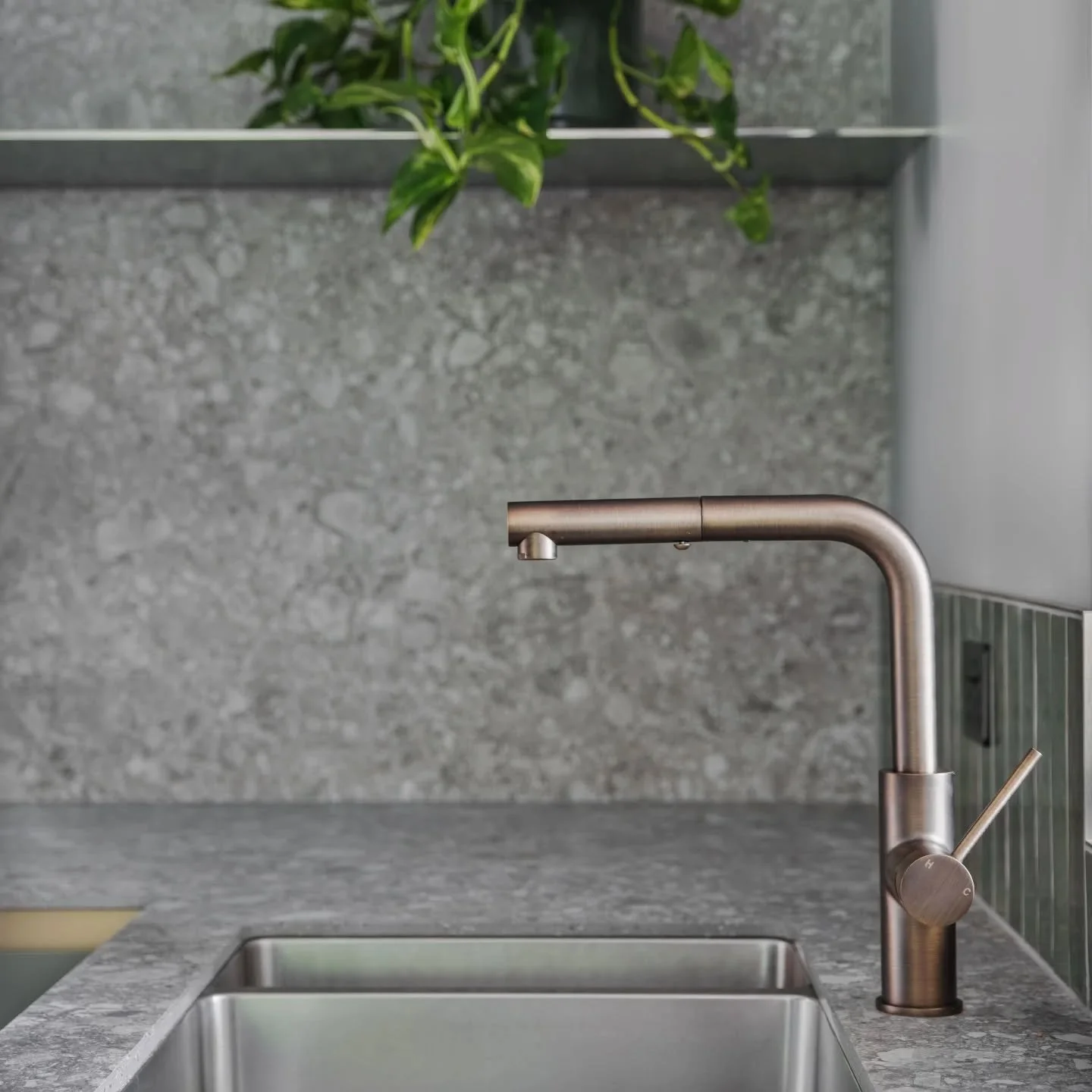 Sleek and slimline, this @iver_life tap in Brushed Vintage Antique Brass is having its moment in the sun. Sitting pretty next to the Porcelain wall and bench top Stone-  Milan Stone Matte by @infinitysurface.

Interior Design and material selection b