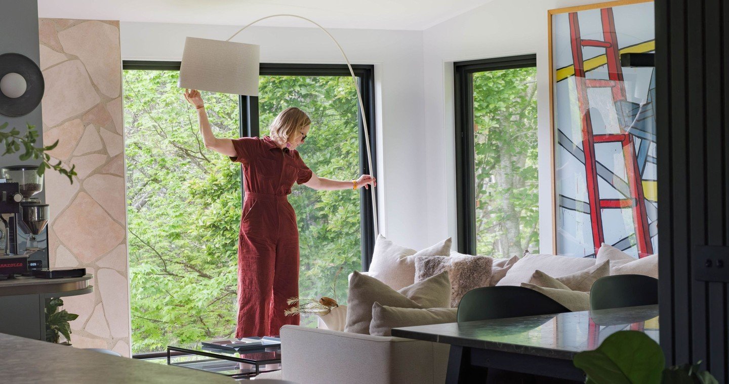 Balancing the lamp arm for the right angle. The slightest adjustments can completely change how a room reads and feels. Shoot days done right.

Interior design and styling by @brittwhitestudio
Photography by @hunie_studio
