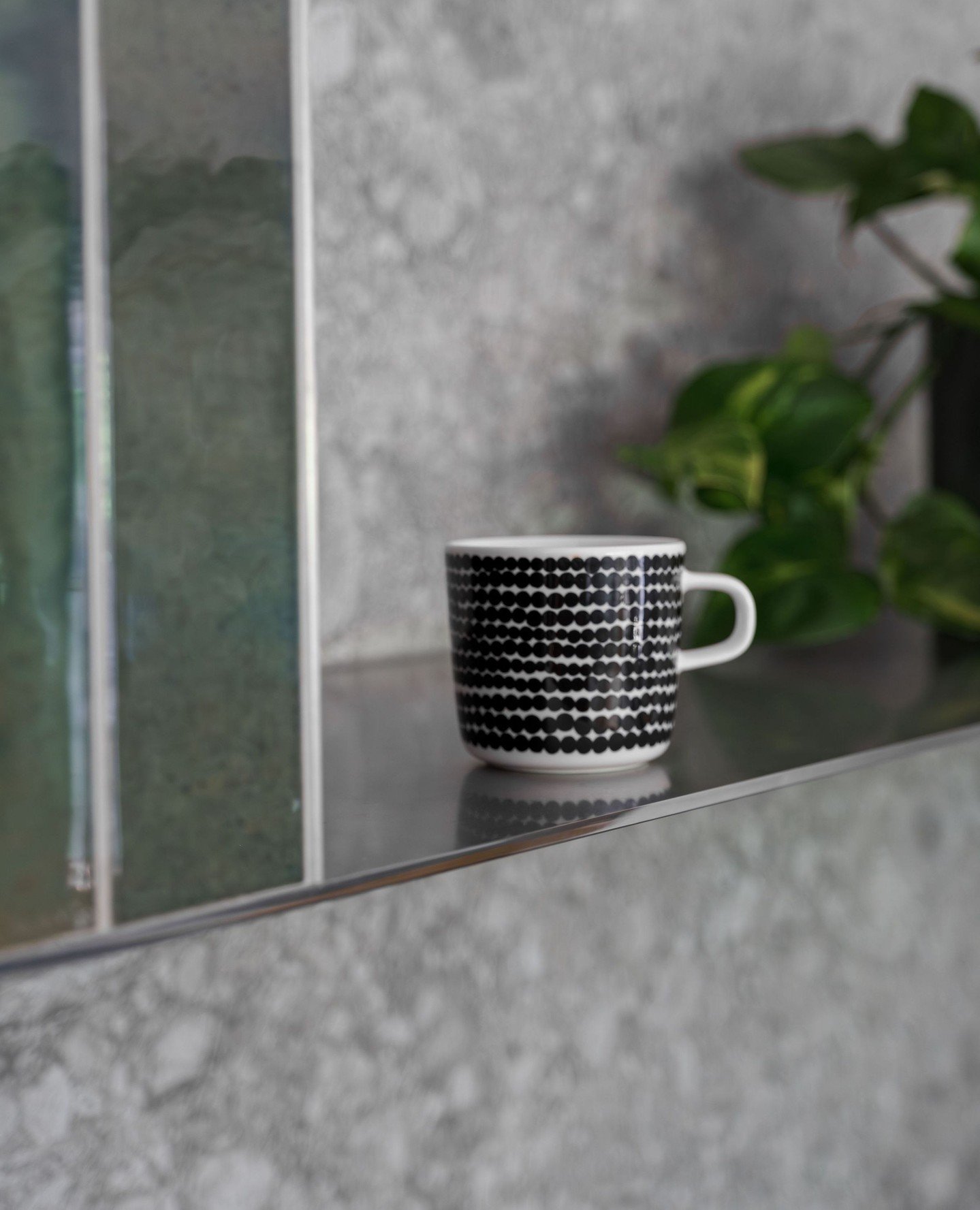 Loving the 5mm stainless steel shelf at our Great Alpine Project. I did a deep dive session with my building designer friend @______bfp to help me specify the material, and then @alburystainlesssteel pulled it all together. She looks very sleek in he