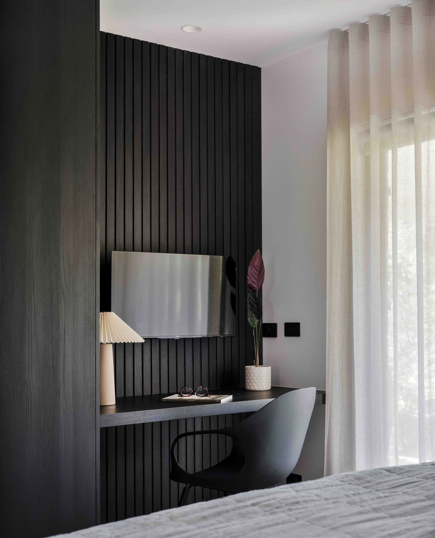 A little corner of the primary suite, perfect for Zoom calls or an evening of Bridgerton bingeing. We've used @screenwoodaustralia wall linings before, and they are still as stunning as ever. Featured is the Modulo&reg; Group 3 - Groove 50 with a Nav