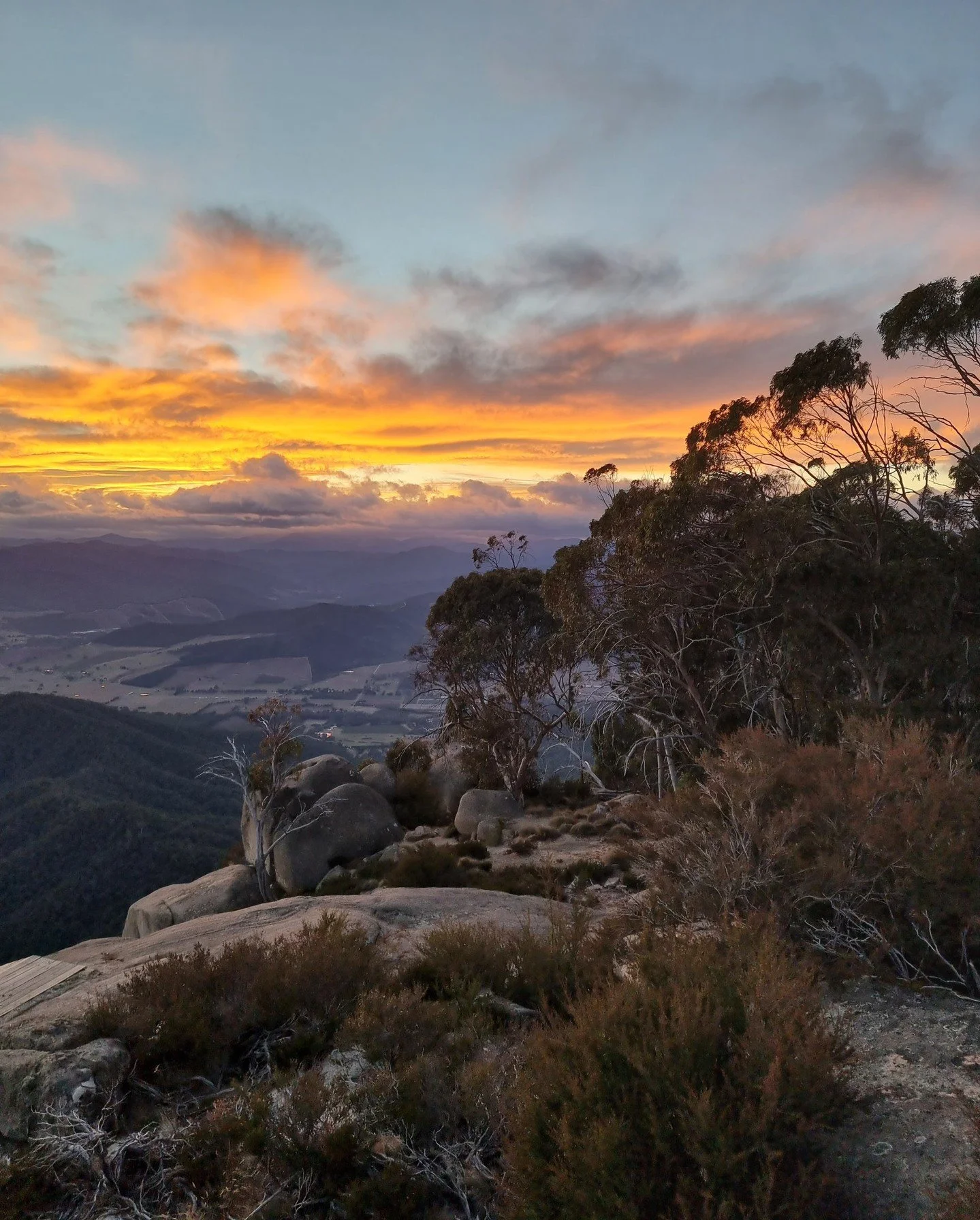 How different a dawn can be - an annual pilgrimage for my girl-gang who live in Bright and call these mountains home. We always visit @mtbuffalo for the latest sunrise every year - maybe we're lazy (we leave it to the very last morning of daylight sa