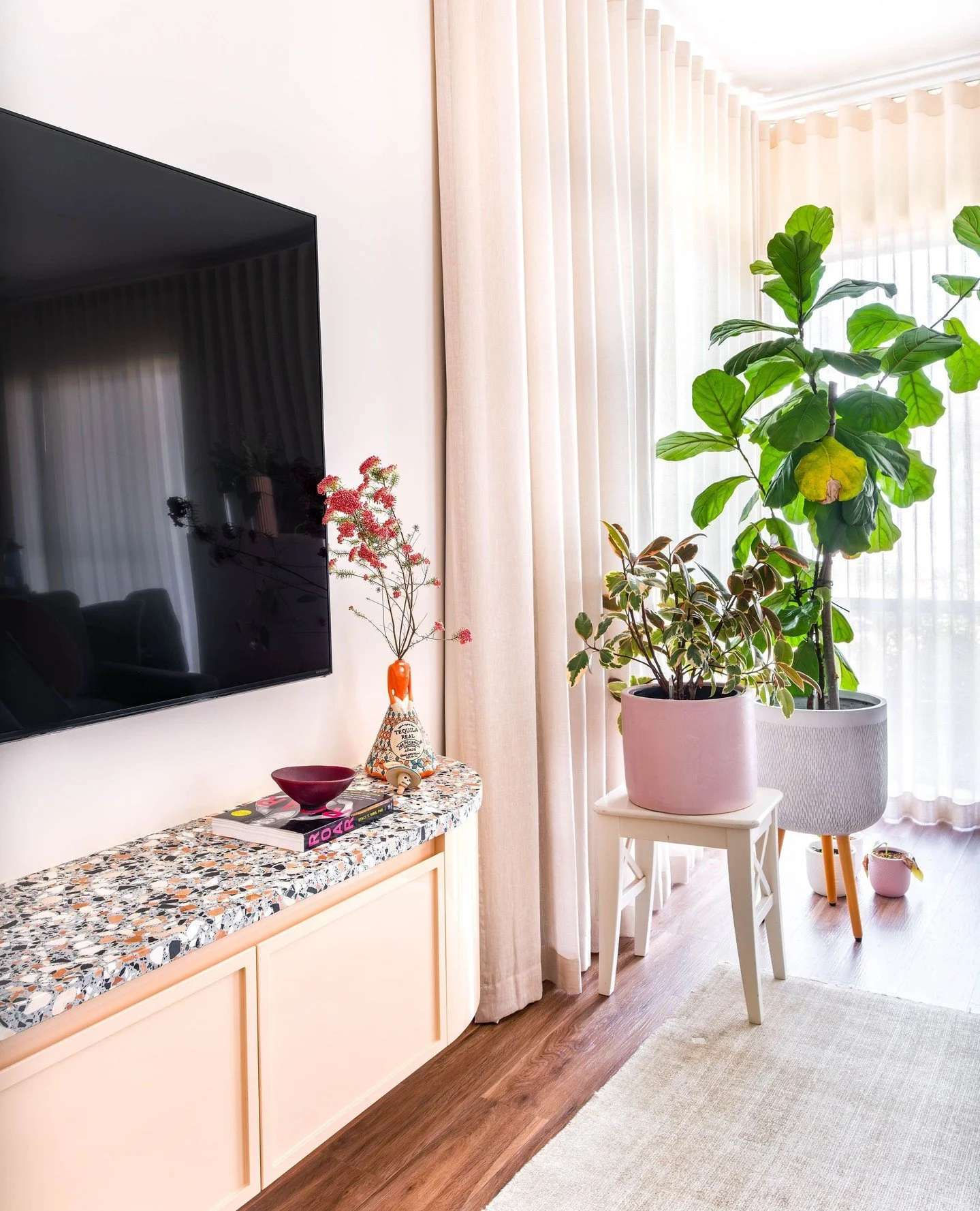 Design tip - always repeat materials throughout the home to enhance the harmony and bring cohesion across different zones. Here we repeated the  @fibonacci_au⁠ Assemblage⁠ slab for the custom entertainment unit we designed. You can then see it in the