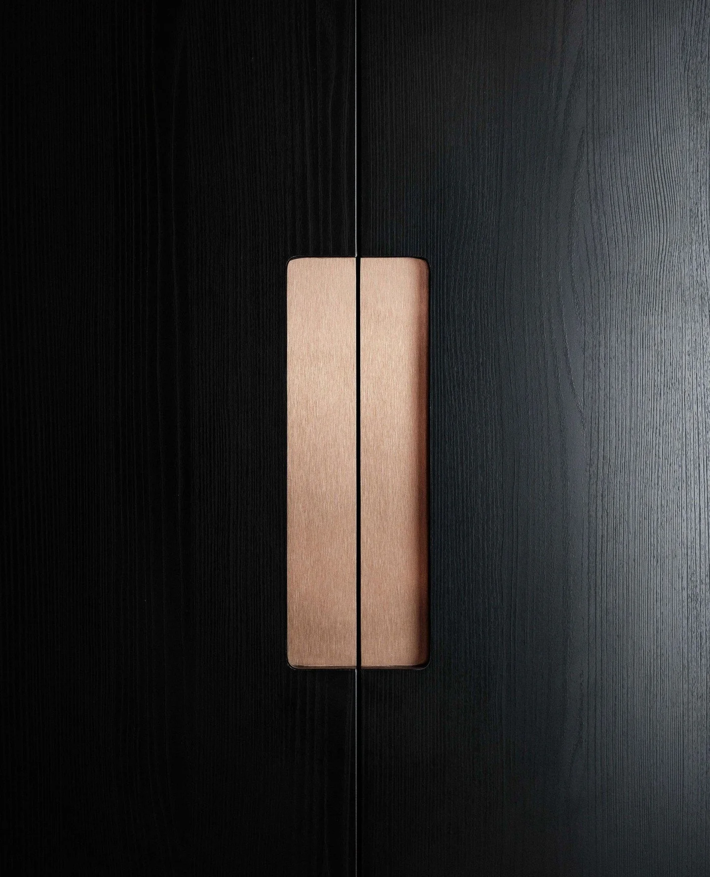 This one thing will make or break your joinery... statement handles. Whether it's recessed brushed-bronze cutouts like this, a discrete pull or a statement knob, always leave budget for the cherry on top.⁠
⁠
Interior Design by @brittwhitestudio⁠
Cabi