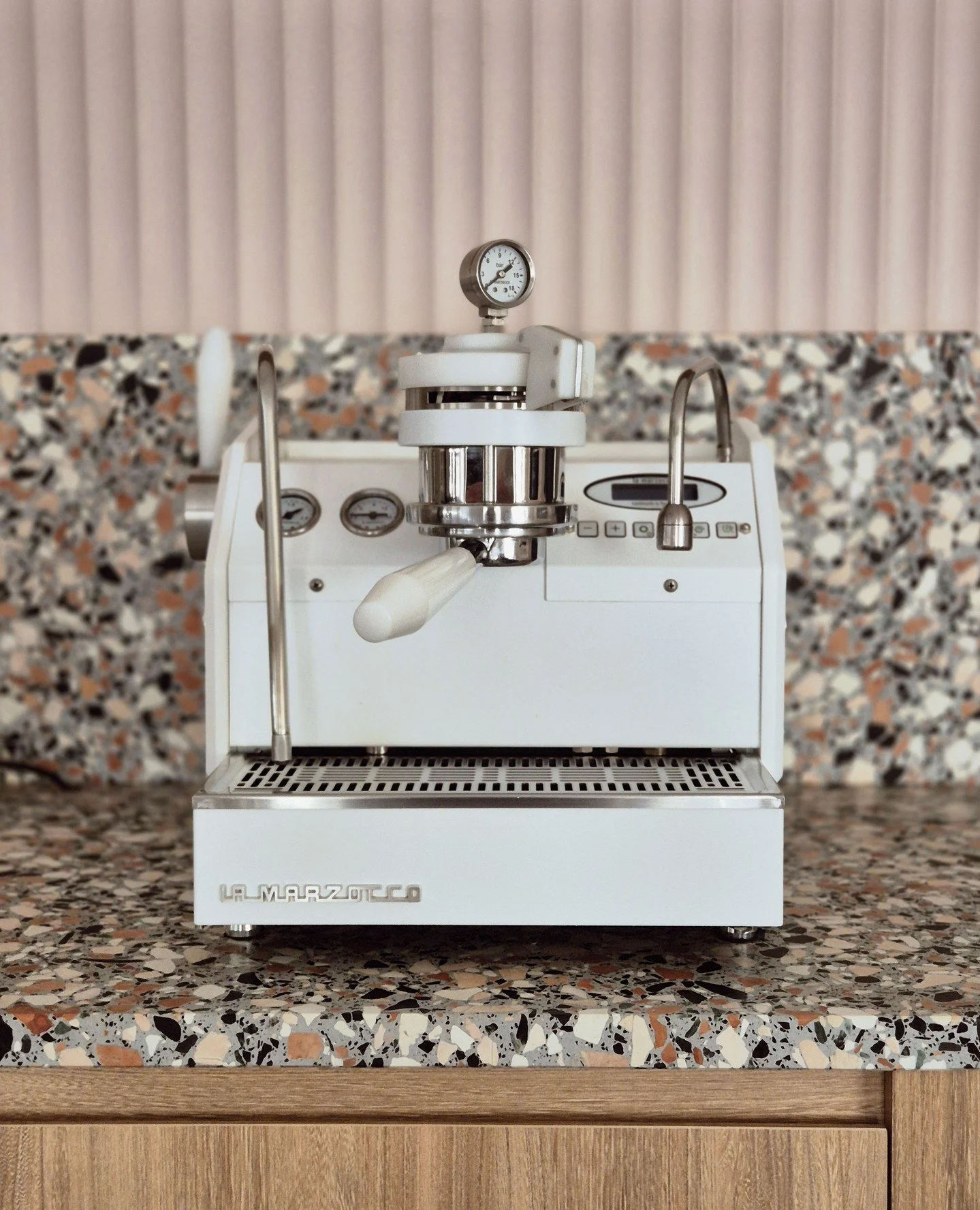 Big night? Coffee - yes, please.⁠
⁠
Interior Design @brittwhitestudio⁠
Terrazzo from @fibonacci_au⁠
Wall lining @laminexau featuring Scallop 45⁠ painted in @duluxaus Mornington⁠
Photography @hunie_studio⁠
⁠
#terrazzo #lamarzocco #coffeebar #ginbar #a