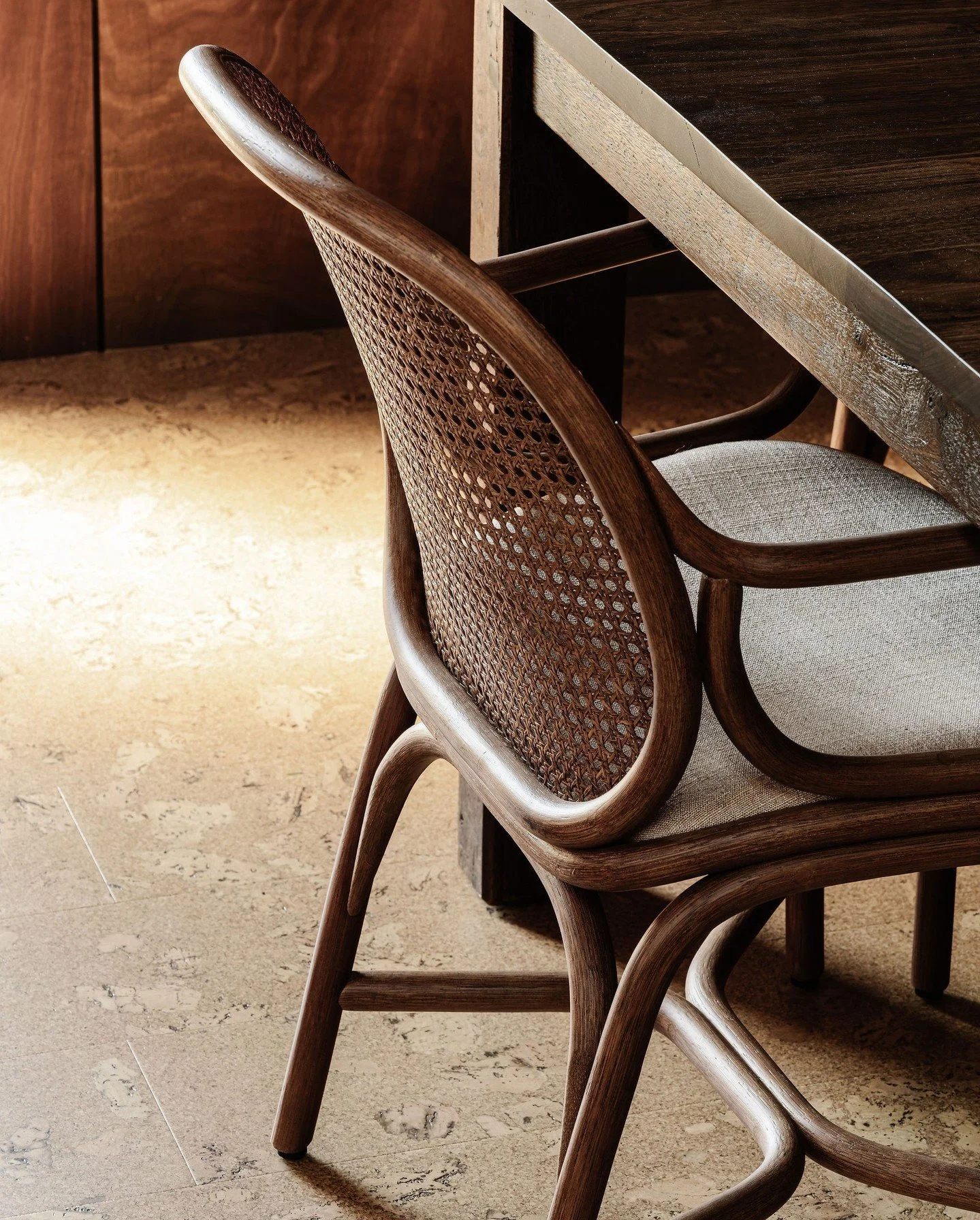 Who loves Spain? Designed and made by hand in Valencia, the Frames chair by @expormim is crafted in wicker, rattan and esparto grass. We added the soft pink upholstery and she oozes elegance and understated glammer.

Curation by @brittwhitestudio 
Pi