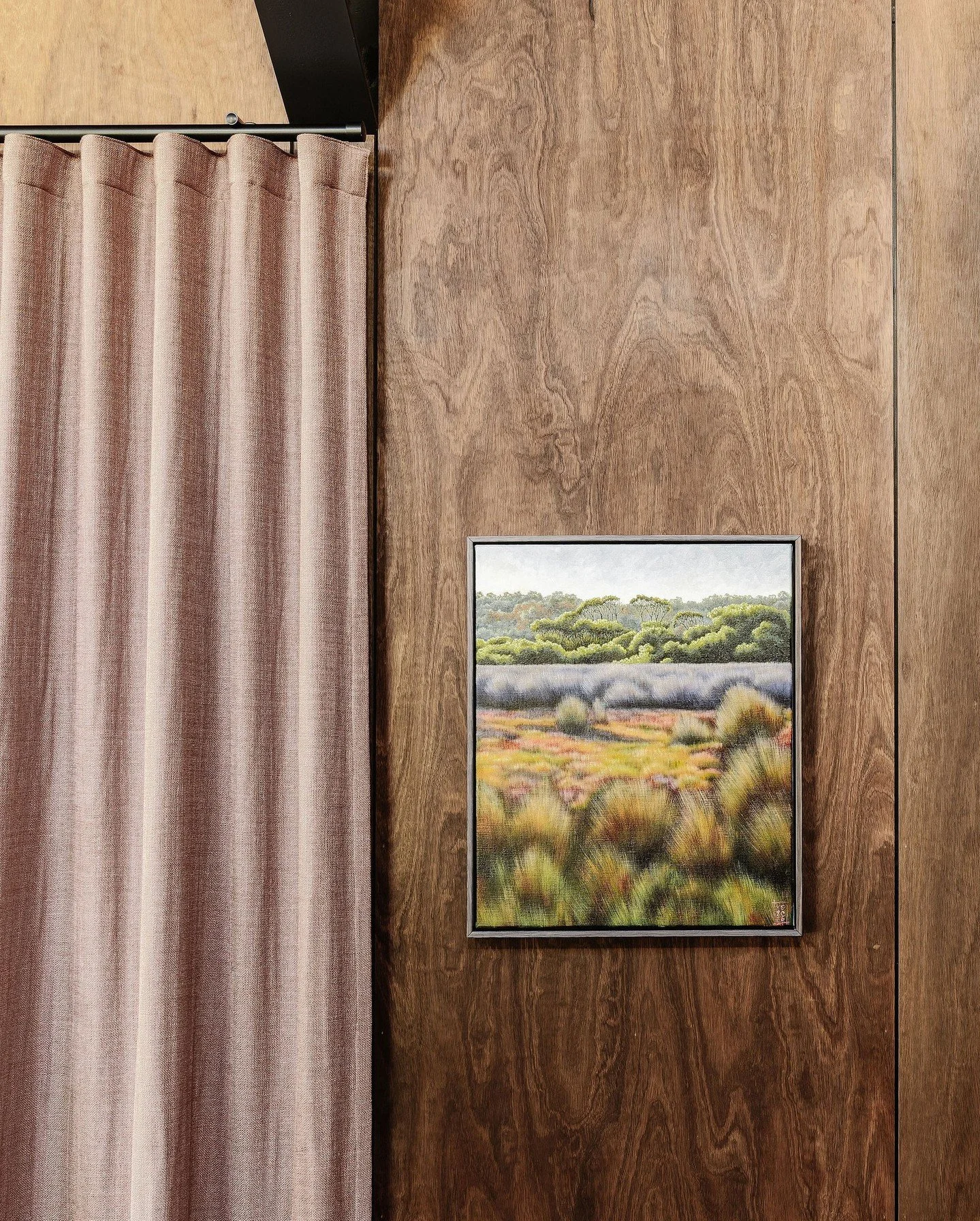 What do you love about this image? The wall lining, the curtain or the art? It's the blend of all the materials and soft furnishings that makes this alpine retreat the best of the best.
⁠
Interior Decoration by @brittwhitestudio⁠
Original oil artwork