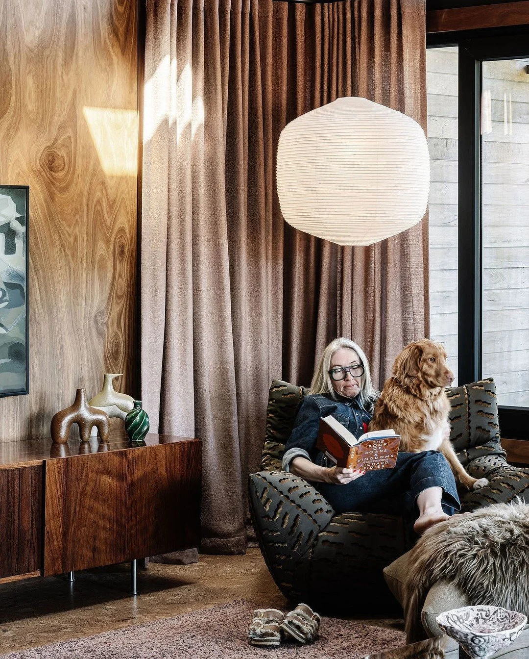 That's Ed, on what I call 'his throne'. Trying to muscle is Mum outta the way. I'll go to the ends of the earth for our clients pups.

Covered in @dedarmilano fabric, the @adamgoodrumstudio Billo chair is everyone's favourite in this house, especiall