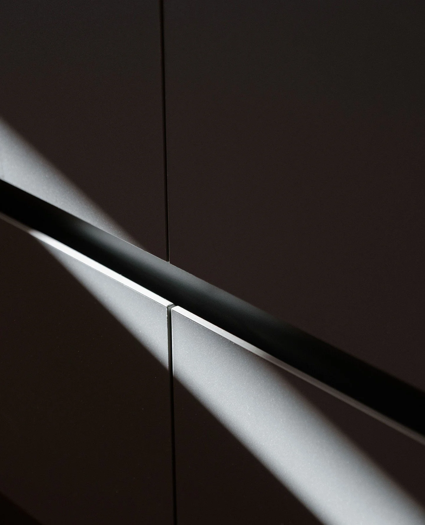 Shadows dancing across the shadowline of our Great Alpine Road kitchen. ⁠
⁠
Interior Design by @brittwhitestudio⁠
Cabinetry by @ovensvalleycabinets⁠
Pic by @huniestudio⁠
⁠
#shadowline #nohandles #bling #kitchendesign #joinery