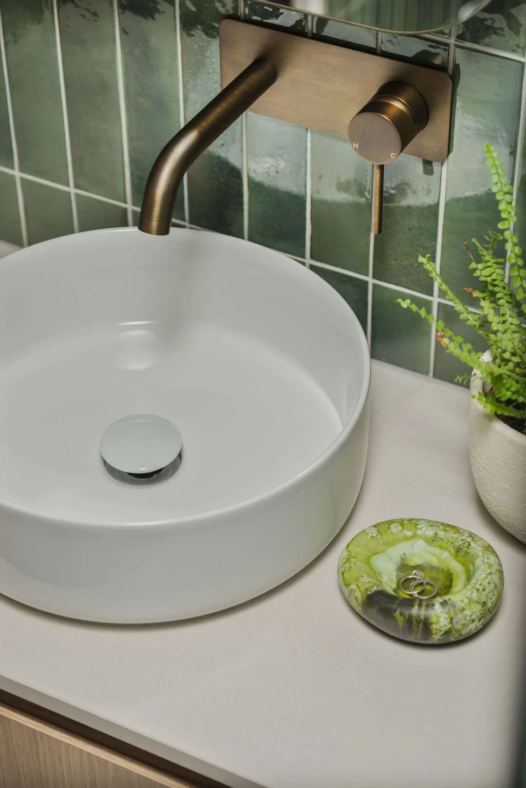 The guest bathroom, like all other spaces in the house, has a material palette inspired by nature.