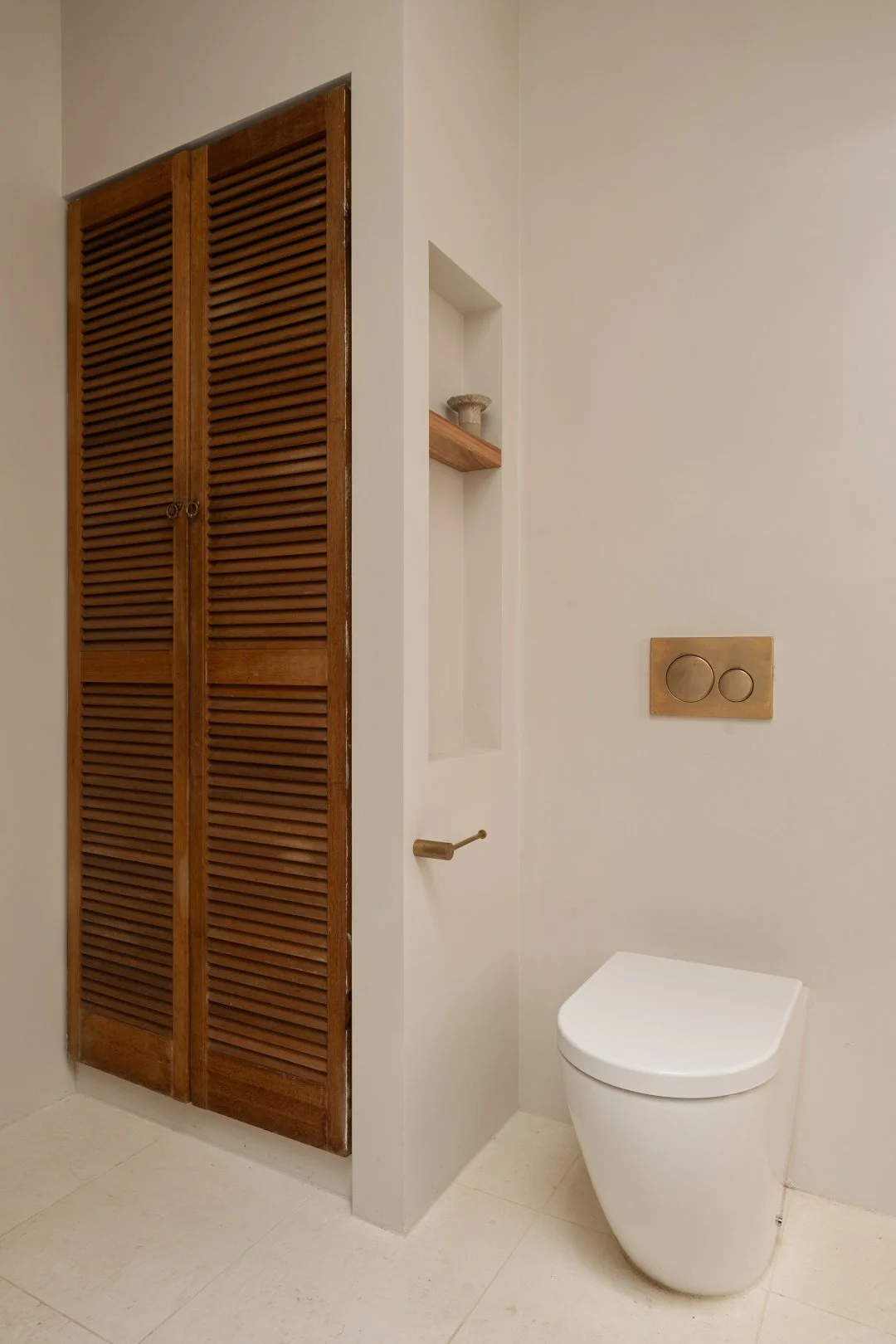 New toilet, niche, shelving and linen press of the ensuite.