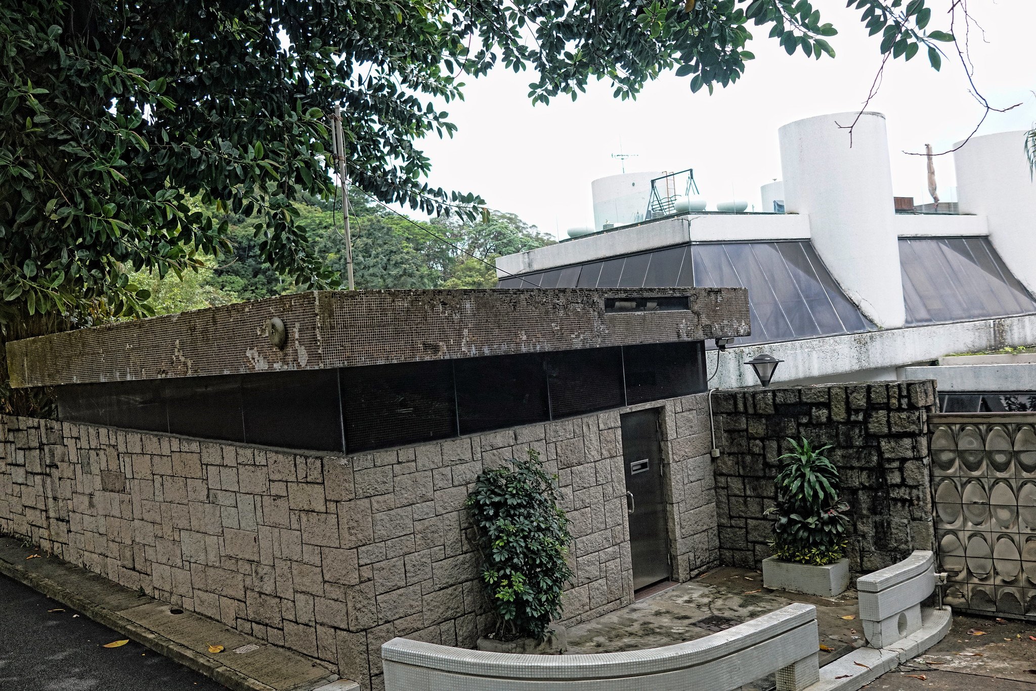 The iconic James Bond style House on Stubbs Road 1973 HK — J3 ...