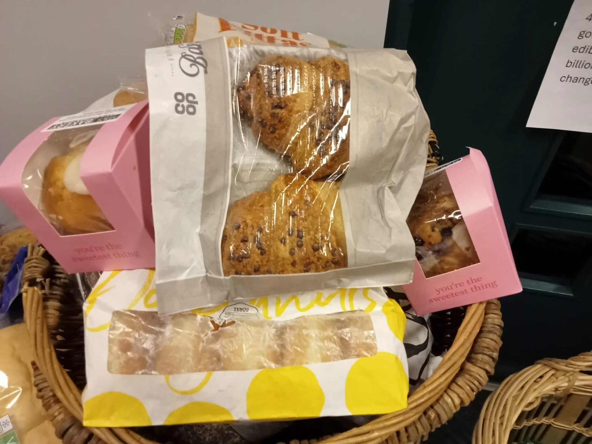 🥦 The Community Fridge is open today, stocked and ready to distribute! 💚
Today we have:
Bread, flowers, and lots more!
What’s available changes day to day depending on what we get from FareShare and local food businesses — so stock an