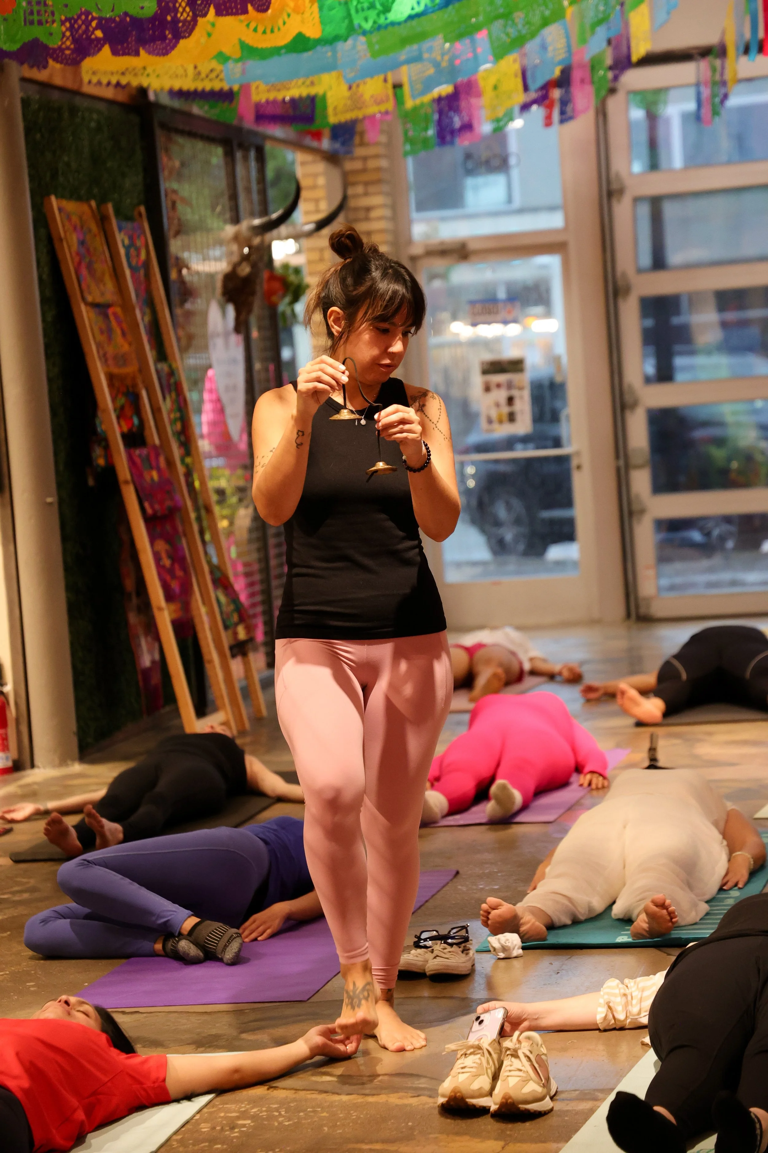 Taller de Rollos de Mujeres Media: Yoga con Ginna Sánchez