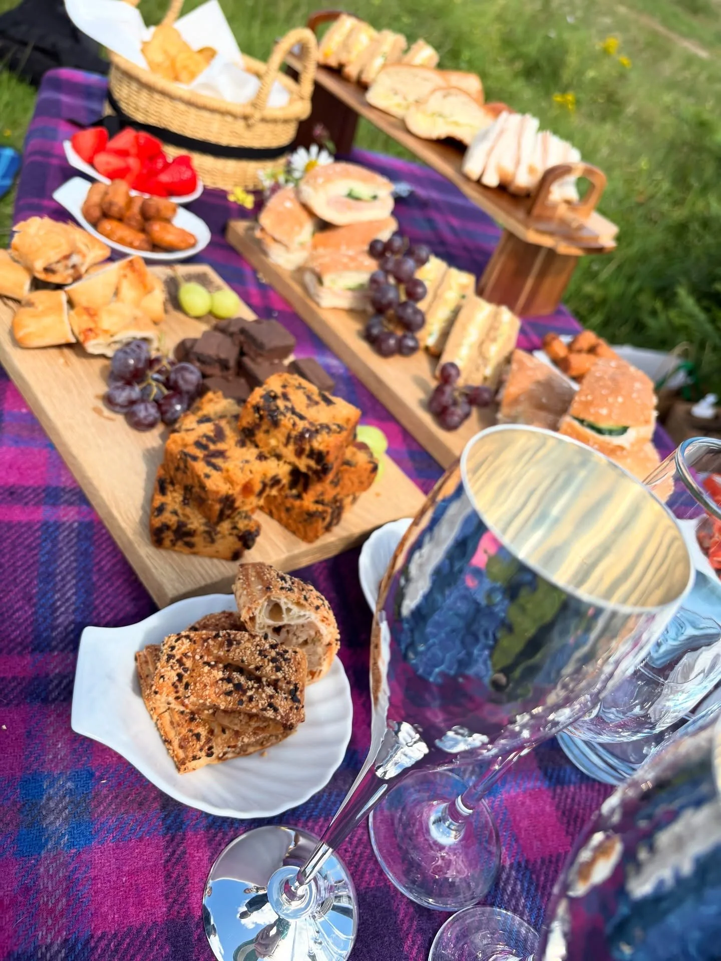 🤍 E &amp; C 🤍

This week, we ventured off the Scottish mainland to the beautiful Isle of Bute, which looked splendid in the summer sunshine.
The wedding magic began the moment we boarded the ferry to Rothesay, with views that set the tone for a tru