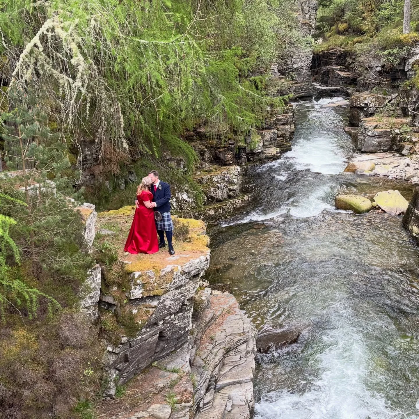 Doesn&rsquo;t Amanda look stunning in red, and what a location for a wedding! 

Please get in touch if you&rsquo;d like to do something similar, we&rsquo;ve lots of ideas for fantastic outdoor ceremonies ❤️