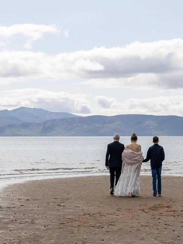 ☀️ Beach weddings are such a joy! And with such a wonderful coastline in Scotland you really are spoilt for choice. Bring the picnic and enjoy the sun, sea and celebrations. 

Thanks to the following photographers
@mariekemcbean_photography 
@klaudia