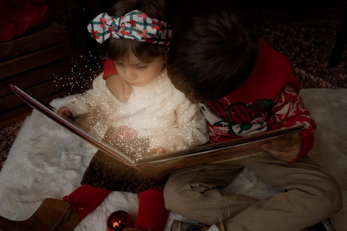 ✨ There&rsquo;s something truly special about Christmas through a child&rsquo;s eyes &mdash; the wonder, the warmth, the little moments that feel like pure magic. ✨📖

This image is exactly why I love Christmas Minis&hellip; the way siblings snuggle 