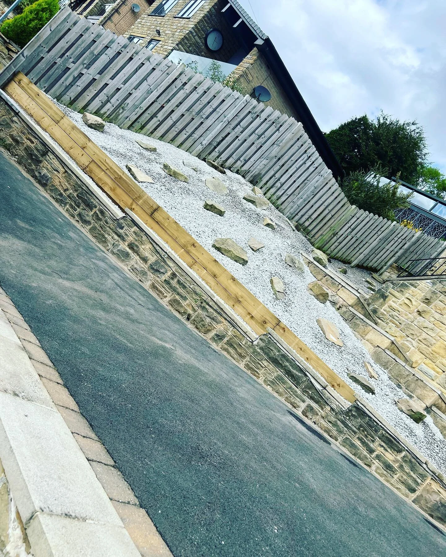 A job we completed last week.
Clear overgrown area sleepers to retain the new gravel and rockery.🪨
