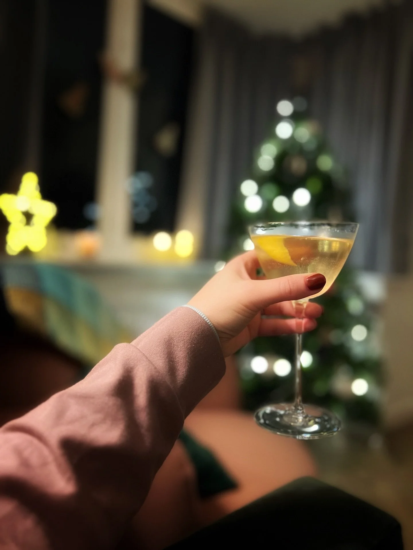 Cheers from us to you all, on this wet Saturday!
It seemed the right time to light candles, get the carols on, and enjoy some festive cheer.
#merrychristmas #nevertooearlyforchristmas #gaudeamus #carolsforchoirs6 #christmasmagic #martini #bokeh #wint