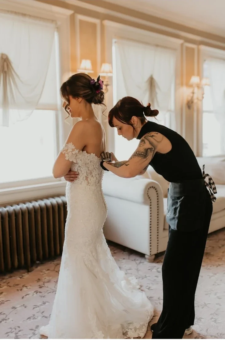 Kansas City Wedding Coordinator Assisting Bride