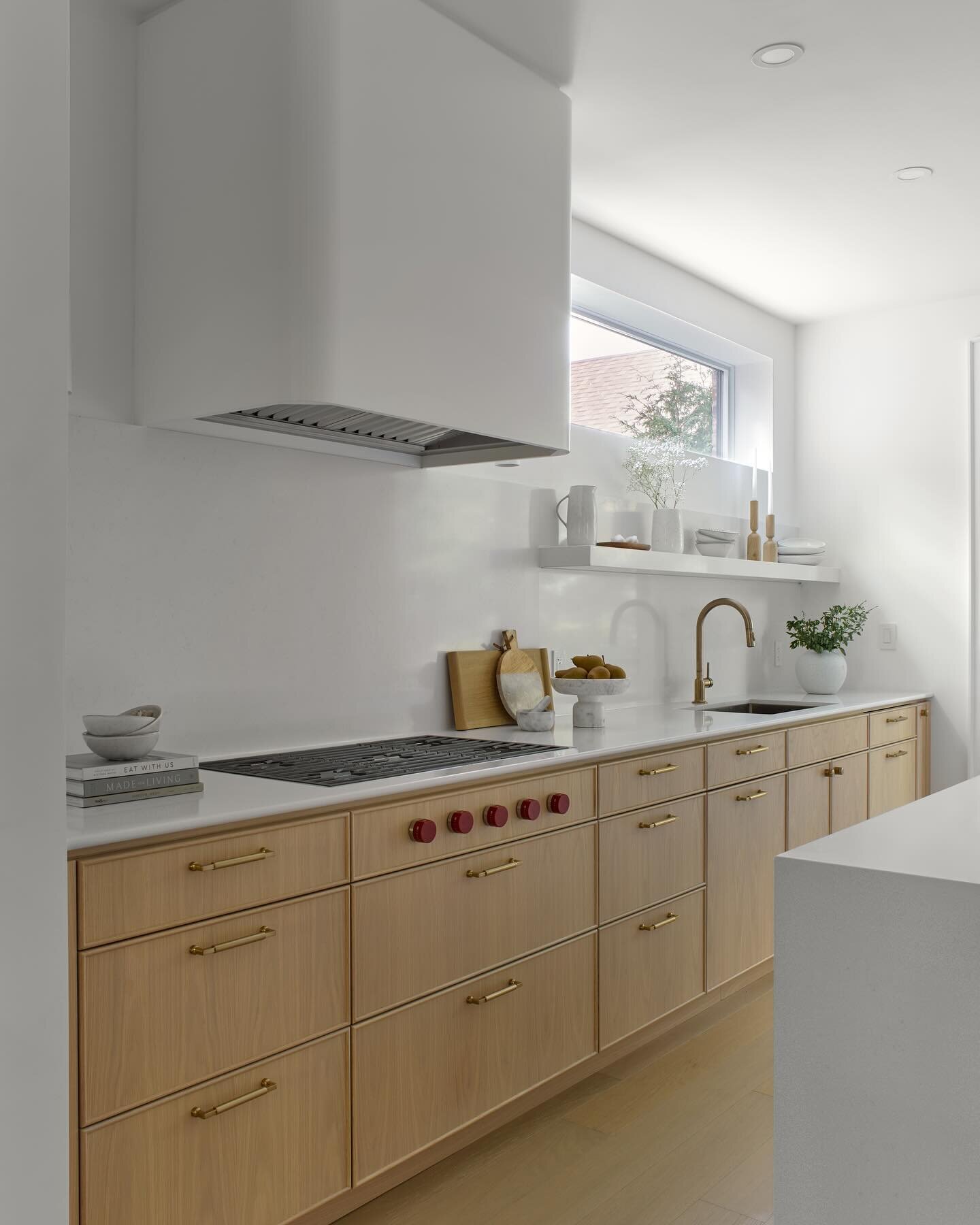 Soft elements and integrated appliances enhances the design of this space. Combination of the flush installed @subzeroandwolf cooktop with a bullnose stone top is perfection 👌🏻 Design and millwork: @designstrom Photo: @vincentlions Contractor: @bhc