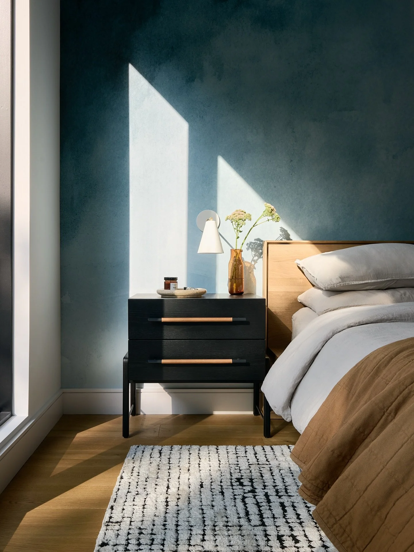 Morning light to start the day. Are you ready for the darker months ahead, I&rsquo;m not sure we are. 

Design: @designstrom 
Builder: @steinregency | @steinbuild 
Photo: @morley2space | @2spacephoto 
Styling: @reikocaron