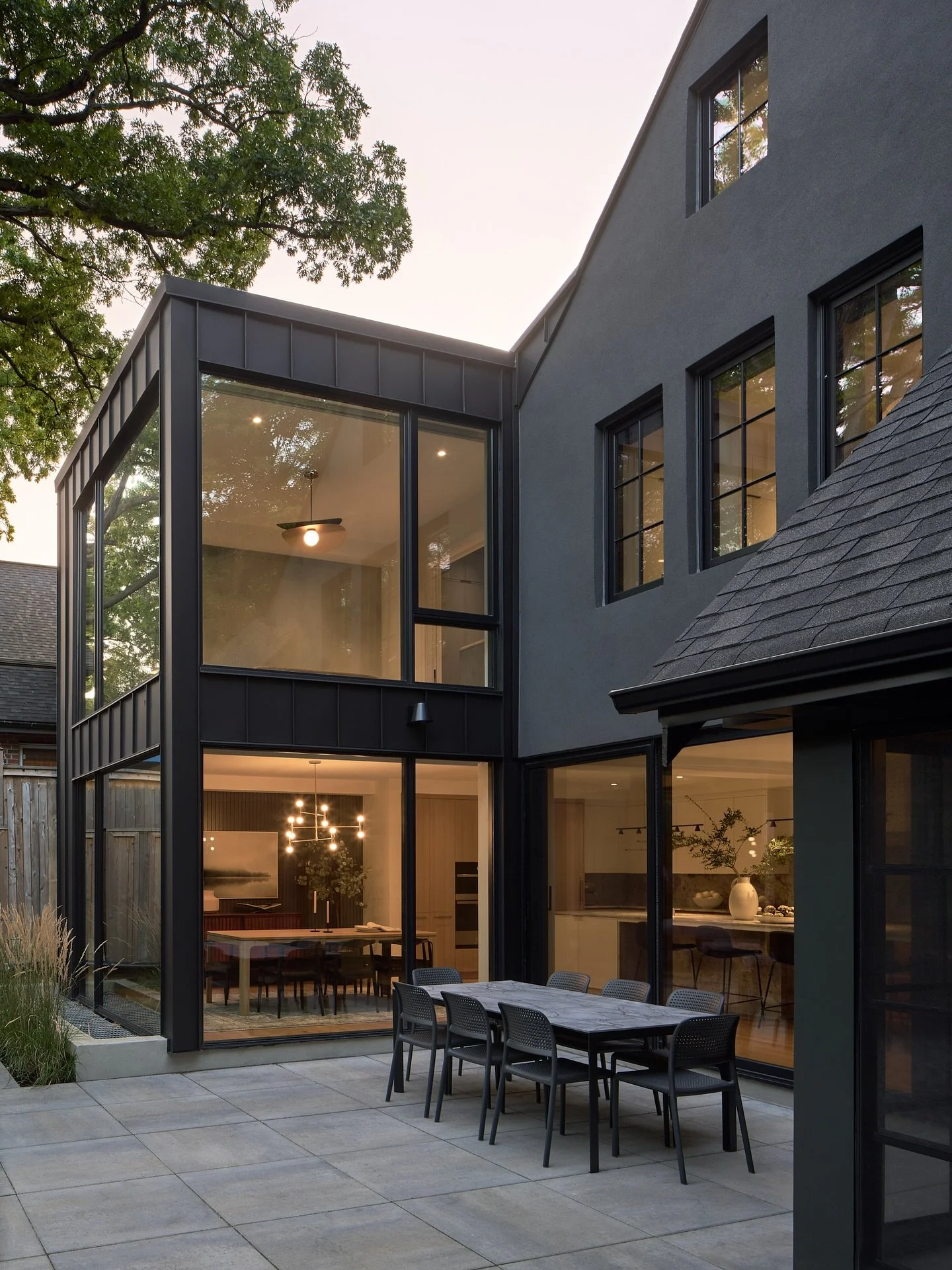Dark and moody on the outside, warm and cozy on the inside. Loved capturing this home late in the evening with @morley2space 

Interior Design: @designstrom 
Build: @steinbuild | @steinregency 
Photo: @morley2space | @2spacephoto