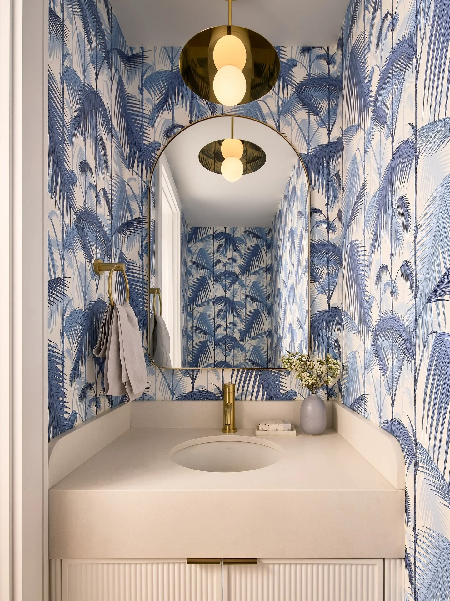 Colour pop and texture for this powder room 💙 

Design: @designstrom 
Build: @steinregency | @steinbuild 
Photo: @morley2space | @2spacephoto 
Styling: @reikocaron