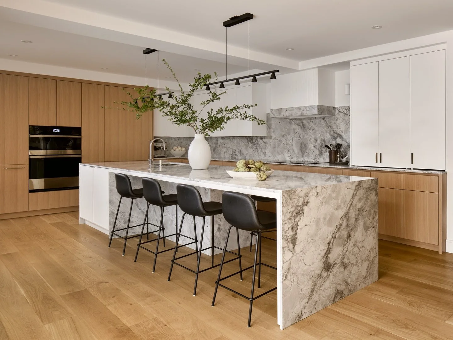 A modern kitchen grounded in natural materials, where the island isn&rsquo;t just functional, it&rsquo;s the focal point. 

Guess the length of this island? 

Design: @designstrom 
Build: @steinregency | @steinbuild 
Photo: @morley2space | @2spacepho
