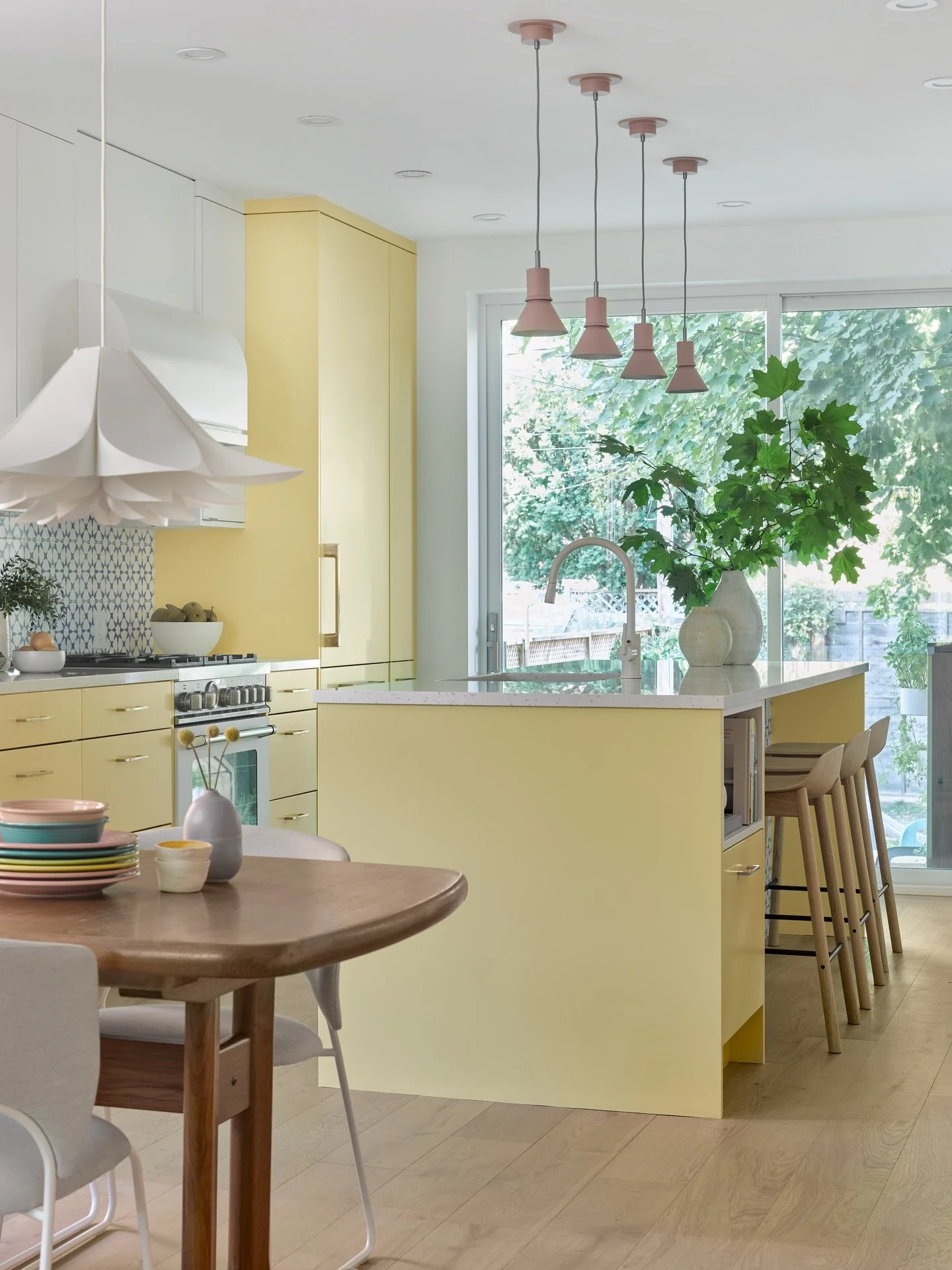 Spring is here which brings us back to this beauty! Every time I look back at this space it brings me smiles. Bring colour into your life 💛

Design: @designstrom 
Cabinetry: @stromcabinetry 
Captured by: @vincentlions