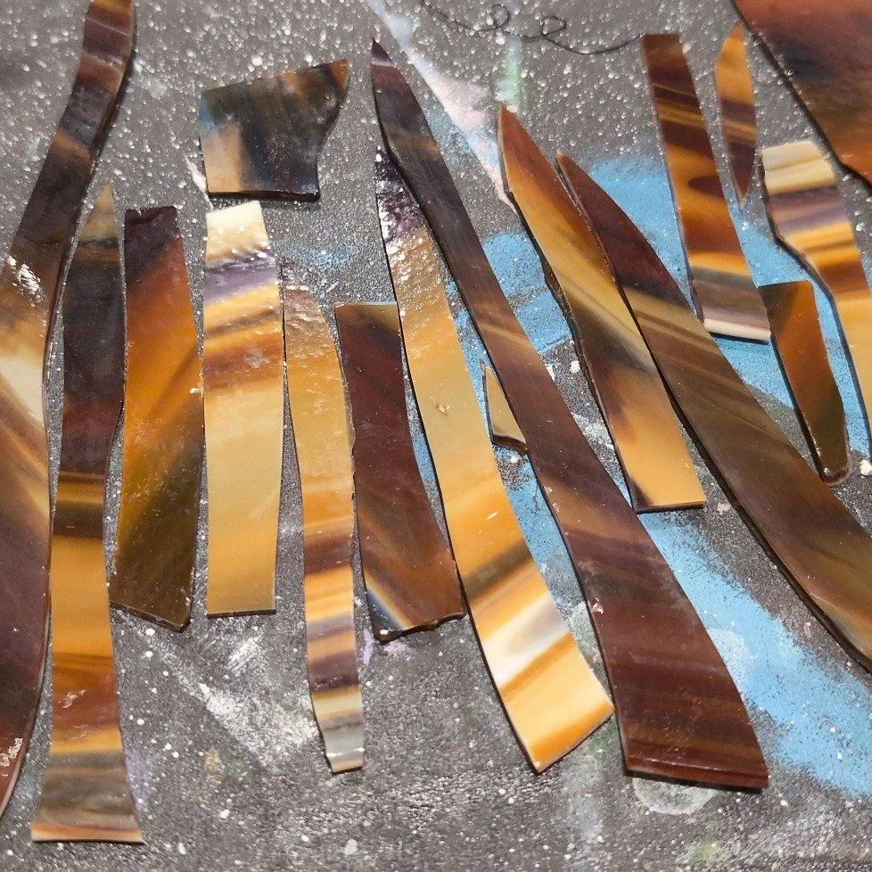 What comes to mind when you look at these pieces of glass? I used them in even smaller, long pieces. Any guesses as to what kind of project I used them for? I'll share the piece tomorrow 👀 I really like how it's come out 🙌
