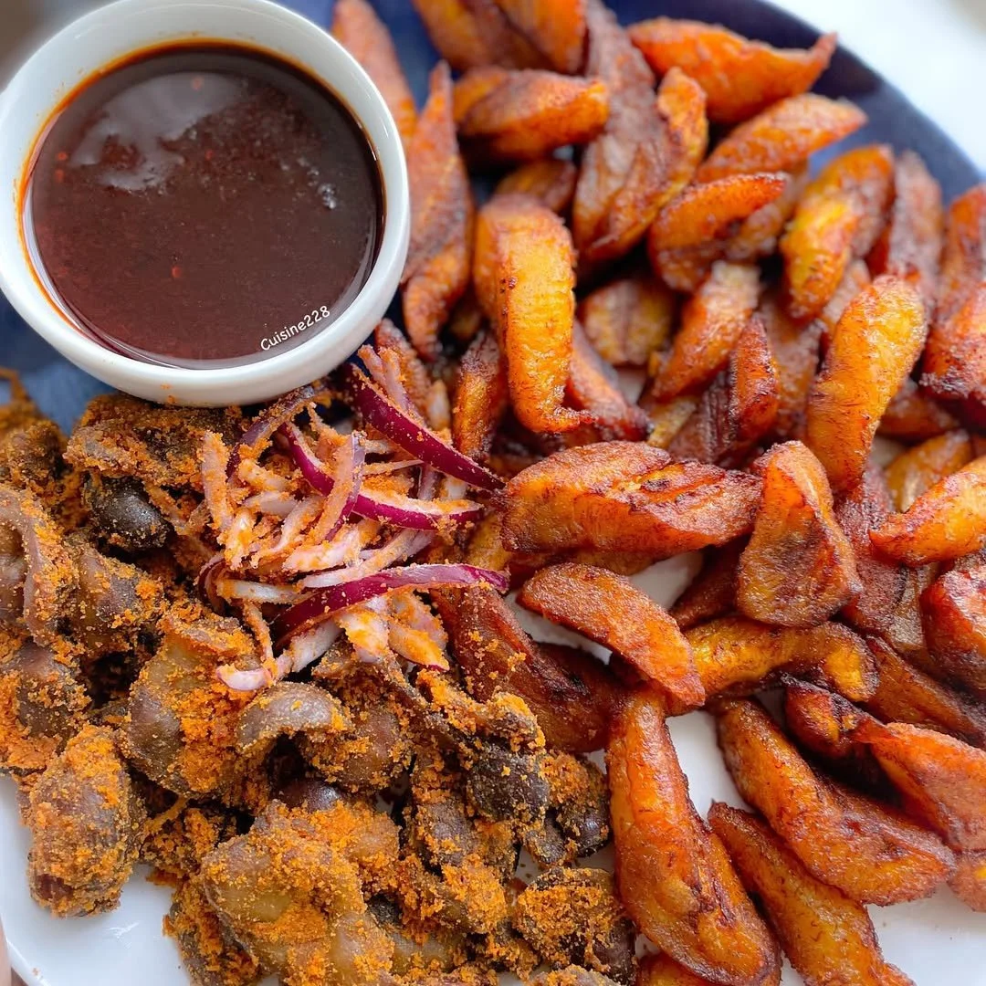 Fried plantain (alloco 🇨🇮, Amanda 🇹🇬, kelewele 🇬🇭) with universal gizzards Suya 😁 and shi.jpg