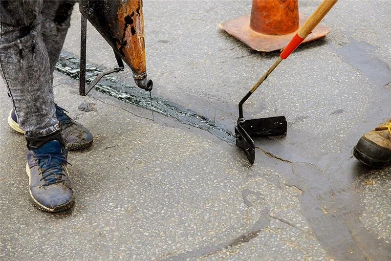 PARKING LOT CRACK REPAIR