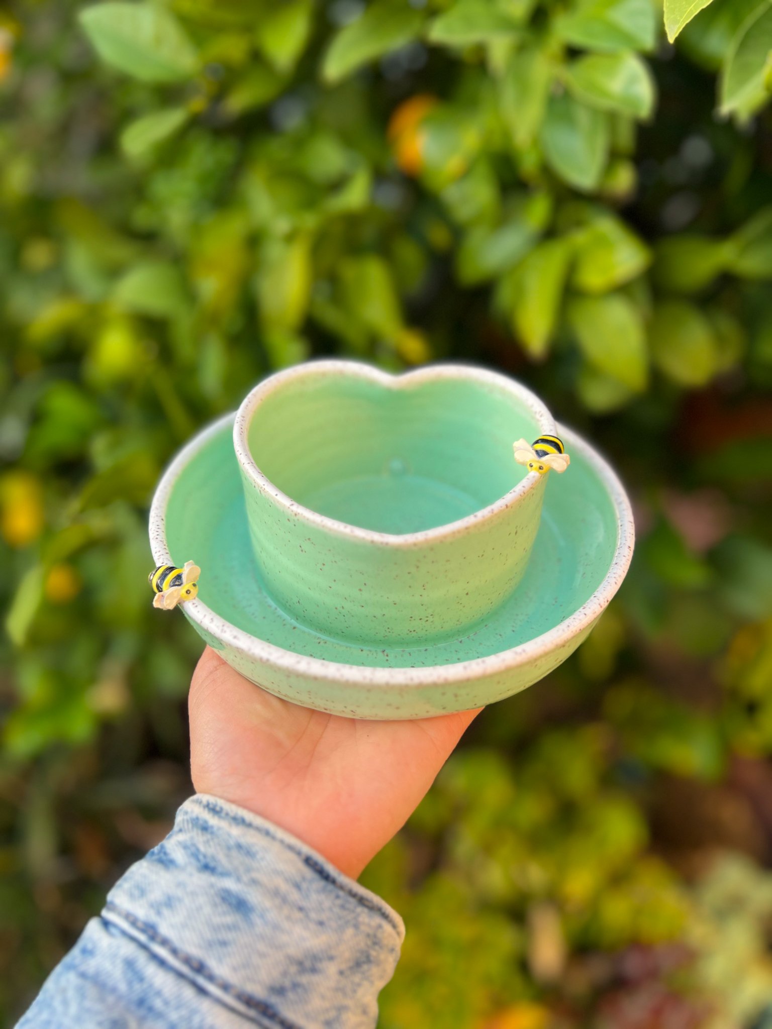 Mint B (heart, 2 bees, white edges)