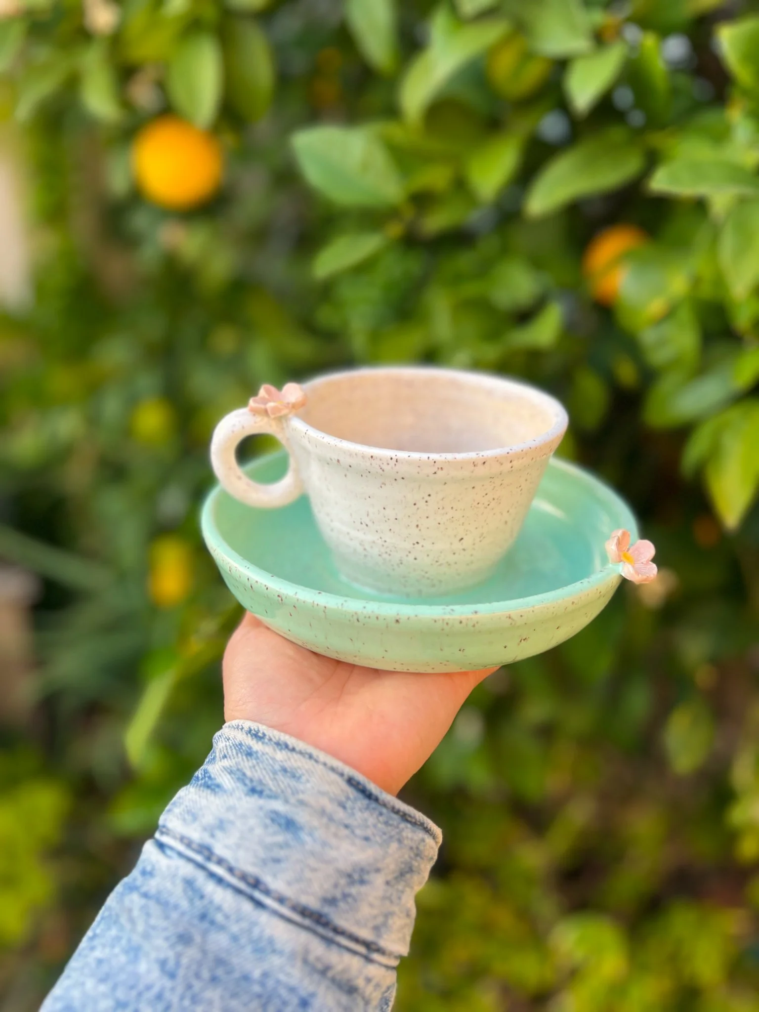 Mint E (teacup, 2 daisies)