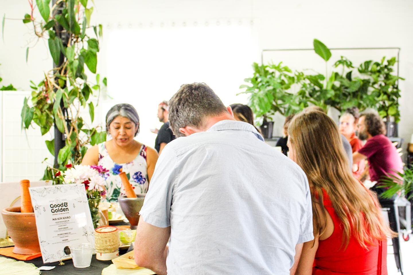 @trueleafstudio is truly a versatile, gorgeous plant shop and studio space that you can transform for the perfect experience for your guests 💛 the lighting was incredible during the golden hour at this dinner party ✨#goodandgolden #laofood #laocuisi