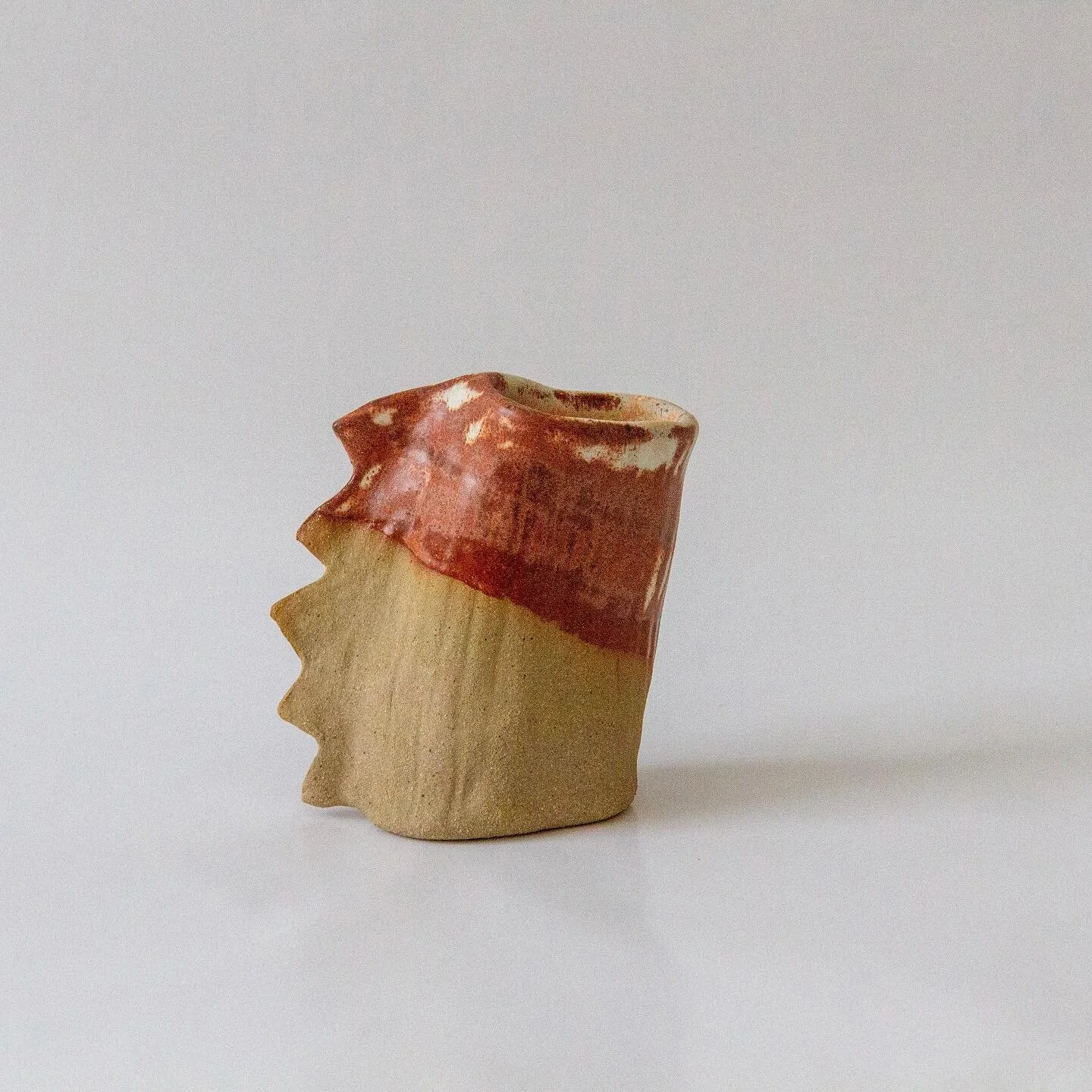 Serrated ochre vase
2021
.
.
.
Hand formed, one off in buff clay with glaze. 
#clay&nbsp;#cremerging&nbsp;#australianartist&nbsp;#stoneware&nbsp;#1000vases&nbsp;#emergingartist&nbsp;#emergingaustralianartist&nbsp;#keramik&nbsp;#handbuiltceramics&nbsp