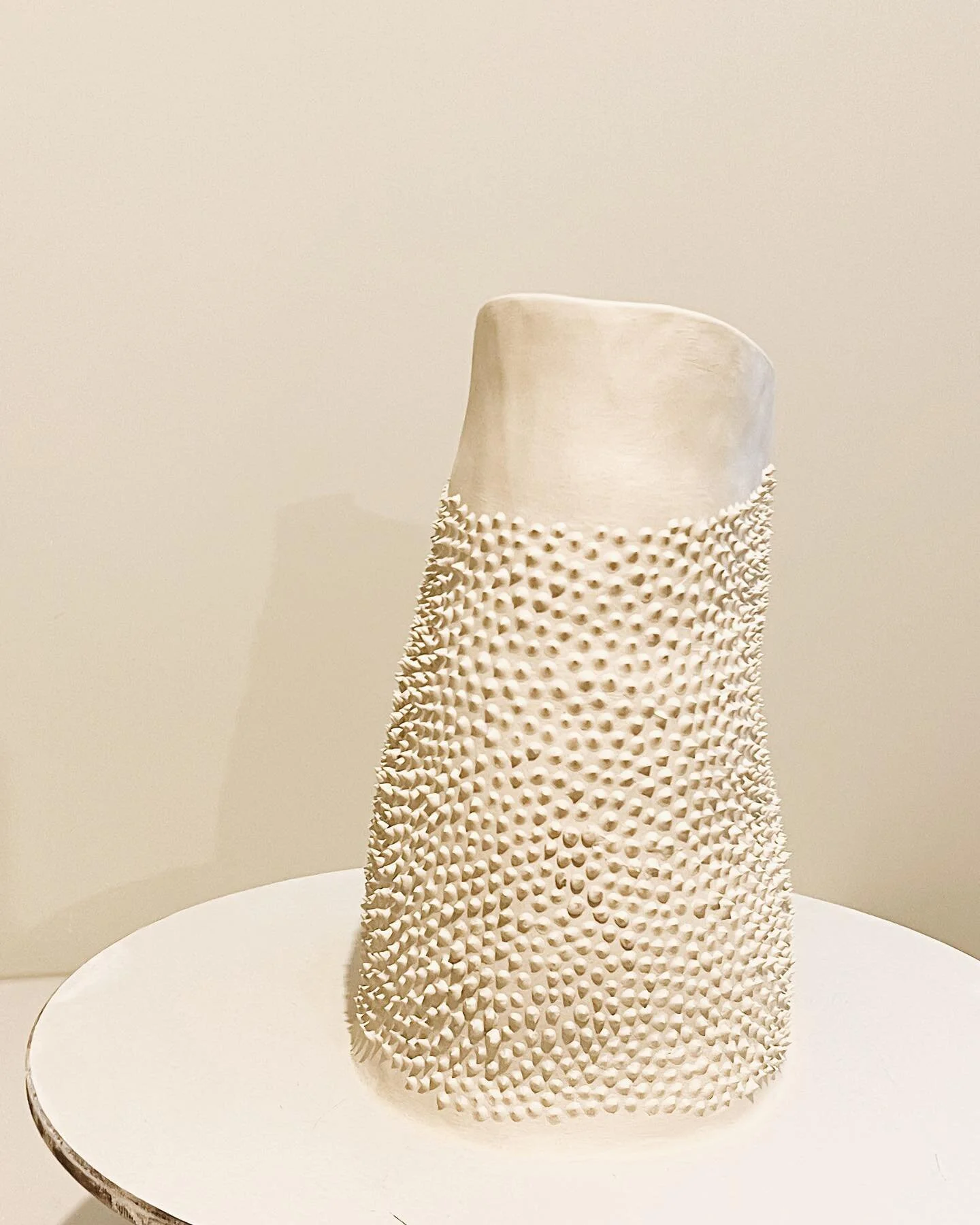 The sharp scratch of her form
.
.
.
Hand formed, one of a kind in white stoneware. 
&nbsp;#emergingartist&nbsp;#emergingaustralianartist&nbsp;#keramik&nbsp;#handbuiltceramics&nbsp;#ceramicsaustralia&nbsp;#australianceramics&nbsp;#sculpture #vessel #c