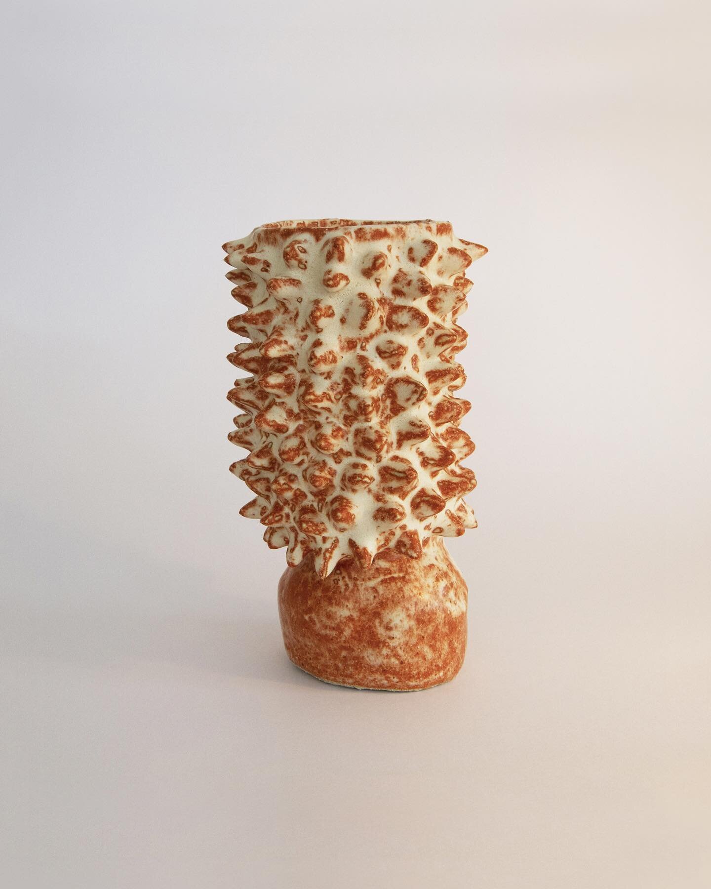 One off, Hand-formed vase with spiky texture in @keaneceramics white raku clay.
Spiky Ochre vase, 2022
.
.
.
#clay&nbsp;#cremerging&nbsp;#australianartist&nbsp;#stoneware&nbsp;#1000vases&nbsp;#emergingartist&nbsp;#emergingaustralianartist&nbsp;#keram