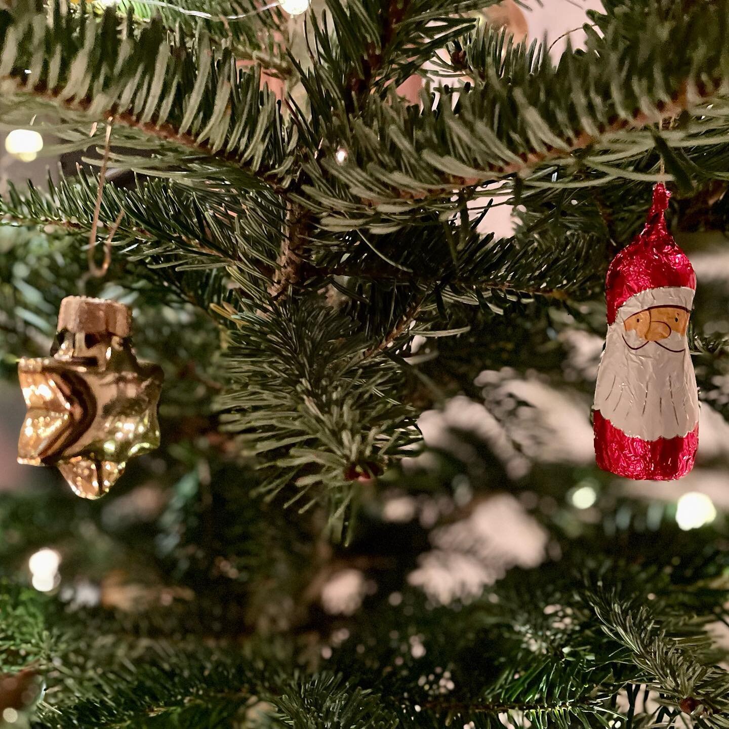 Jetzt ist auch unser @weihnachtsbaum_kunz Baum festlich geschm&uuml;ckt 🎄🤩
Wir w&uuml;nschen euch allen sch&ouml;ne, besinnliche Weihnachten und danken herzlich f&uuml;r die Kundentreue. Bis n&auml;chstes Jahr am Weihnachtsbaumverkauf in B&uuml;eti