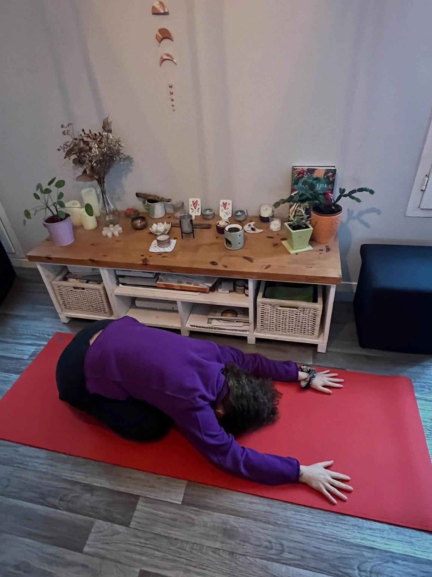 Retrouver mon tapis apr&egrave;s un d&eacute;placement c&rsquo;est salutaire 🙏
J&rsquo;ai besoin de revenir &agrave; moi, de me r&eacute; ancrer, de revenir dans ma maison int&eacute;rieure 🏠 

Pas besoin d&rsquo;une pratique longue, pas besoin d&r