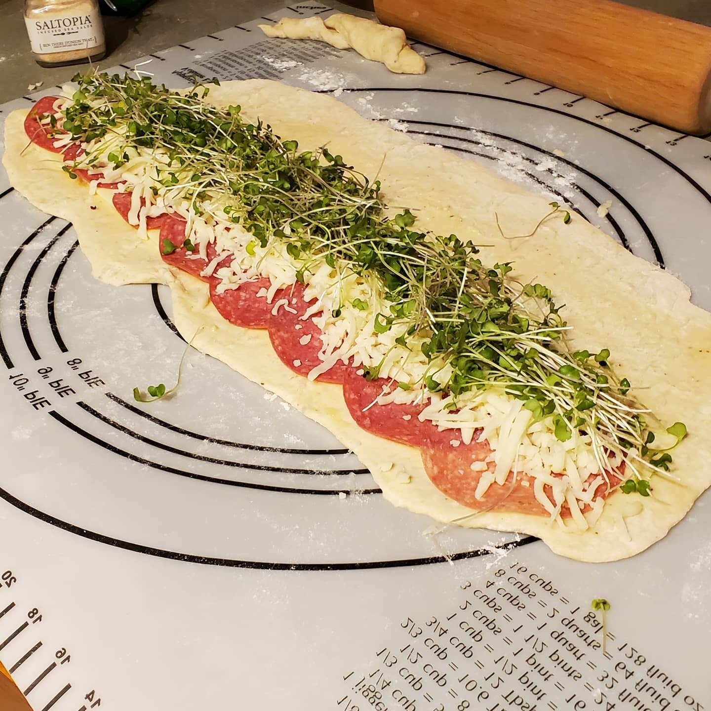 Dinner last night was 🔥🔥🔥
Swipe to see more👉👉👉
Quick recipe, punch of flavor!!
.
.
.
.
.
.
.
.
#microgreenrecipes #bakingfromscratch #homemadedinner #dinnerideas #bakinglove #cookingwithlove #cookingwithmicrogreens #eatingmicrogreens #finallygo