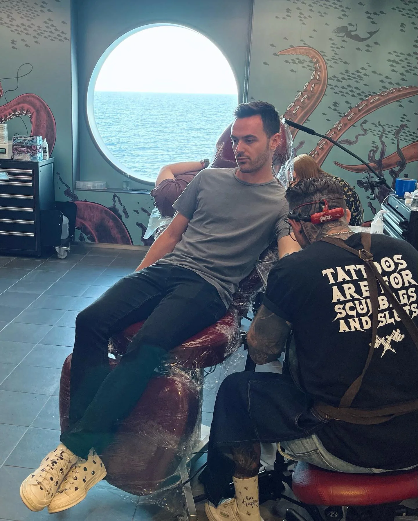 I&rsquo;m so Pisces that I can even dissociate while getting a tattoo at sea 🤷🏻&zwj;♂️
In all honesty though, this concept is INCREDIBLE and the whole team at @squid.ink.official @virginvoyages are such pros. An unforgettable experience. 
Swipe ➡️ 