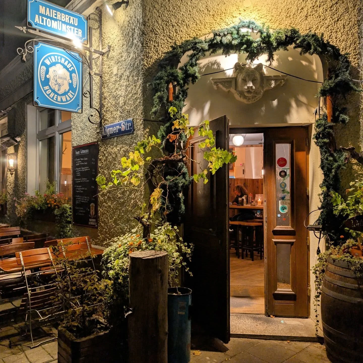 My 2nd time visiting Munich in nearly 20 years, it's changed a lot but there's still many things that are the same. It's the city I first had offal in, getting an oxtail stew with a side of fried veal kidneys. I couldn't seem to find that restaurant 