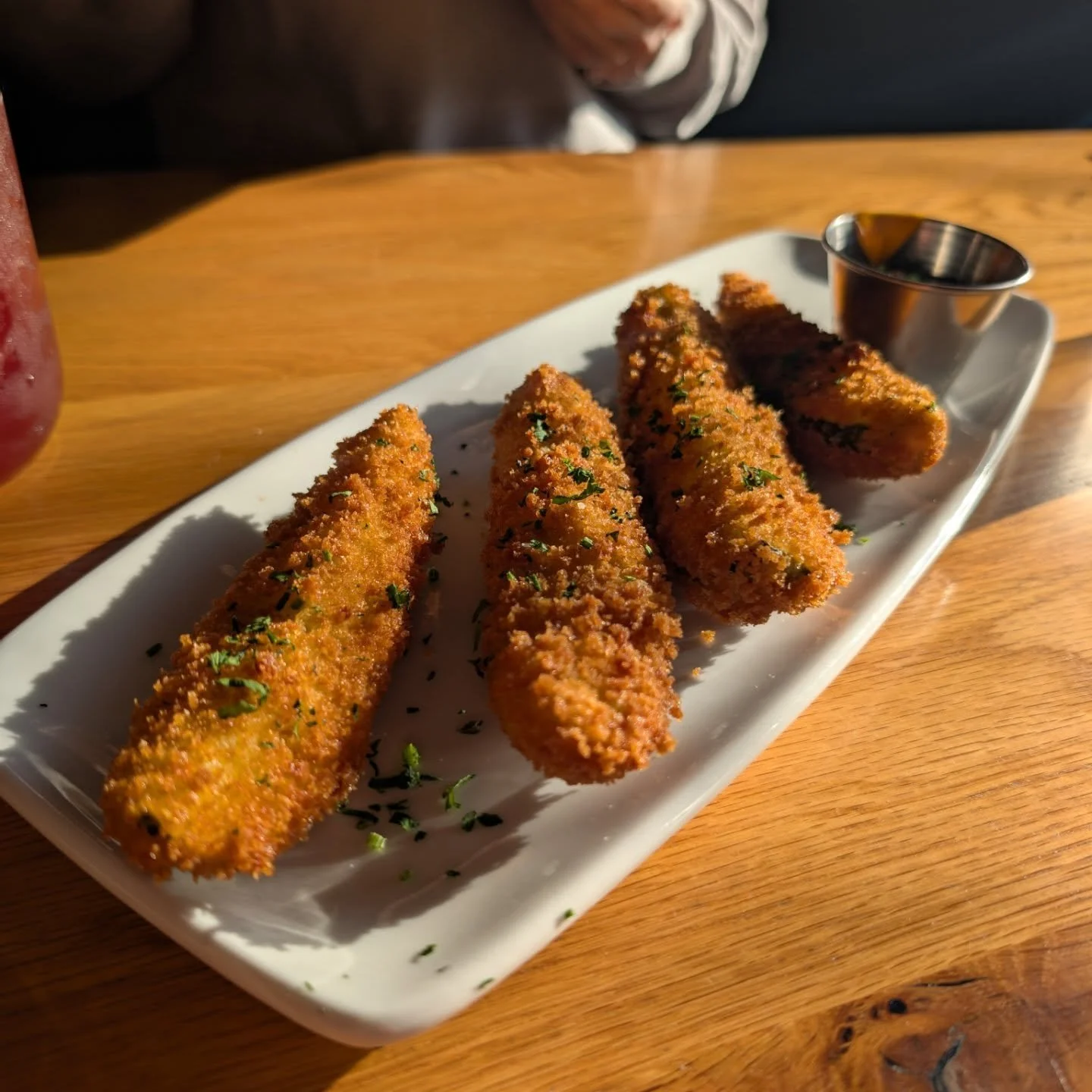 Happy Spring! Spent a very sunny happy hour at @harvestpizzeria in Brewery District yesterday before an evening walk through the Scioto Audubon park, one of my favourite things to do in town in warmer weather. Can't go wrong with $5 happy hour apps, 